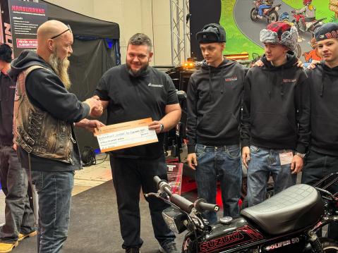 Mopoilevien Nuorten delegaatio vastaanotti H-CDF:n 2000 euron sekin, jonka se aikoo käyttää työkalujen ja muun materiaalin hankkimiseen työpajaansa.