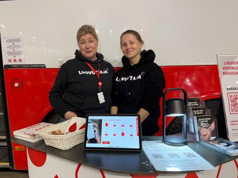 Veripalvelubussin edessä päivystivät Mervi Alalantela (vas.) ja Henna Huuhtanen.