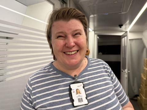 Veripalvelun sairaanhoitaja Inka Saario tykkää työskennellä veripalvelubussissa.