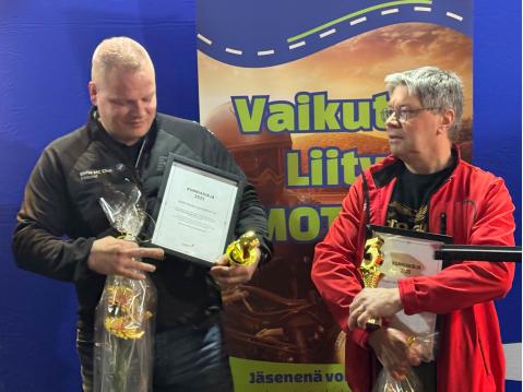 Gruppo Moto Guzzi Finland ry:n Jukka Laine (vas.) sekä BMW Moottorikerho ry:n Tuomas Aho