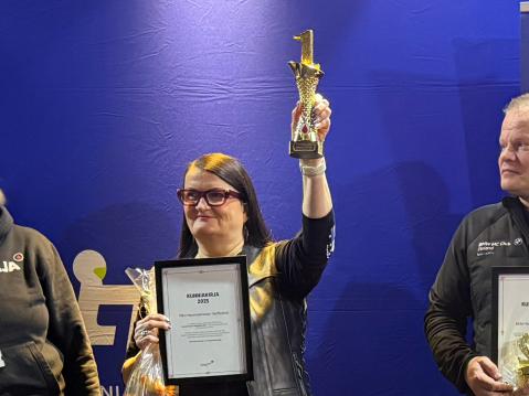 Naismotoristien VeriRyhmän palkinnon vastaanottanut Kaija Selanderin voittotuuletus.