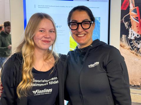 Rauhallisen laivamatkan ja hyvän ruokailun jälkeen motoristit saapuvat kohdealueelle levänneina ja virkeinä, Ella ja Sisi vinkkaavat.