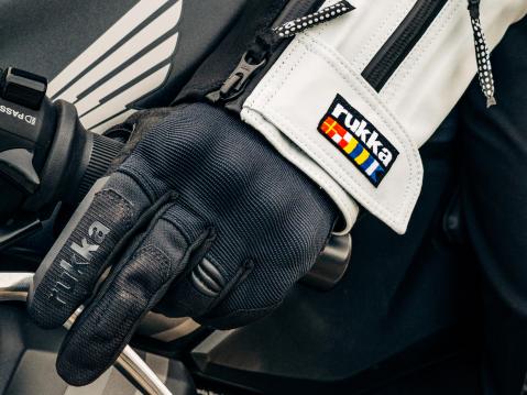 Rukan Toure-R ja Tourerina-ajohanskat on suunniteltu antamaan tuntumaa ja suojaa touring-ajoon.