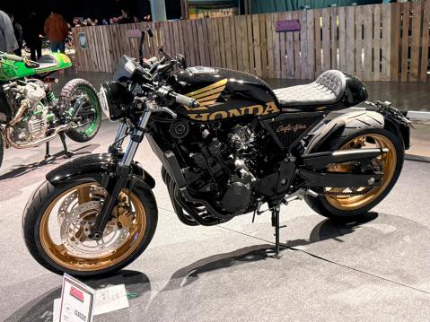 Nro. 303 Honda CB600F Hornet 'Café Noir' vm. 2001 Rakentaja: Vesa Ahola