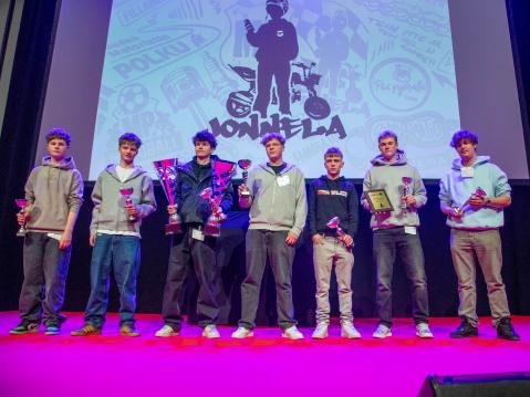 Jonnelan, paikalla olleet,  palkitut. Kuva: Antti Tuomela