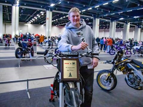 Tekniikkaan panostaminen kannatti. Romario Pärn voitti Mopot-sarjan kolmannen palkinnon ja oli Bike-lehden valinta -palkinnon pyörällään  Derbi DRD Pro. Kuva: Antti Tuomela