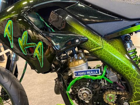 Hieno maalaus viimeisteltiin kiteillä.