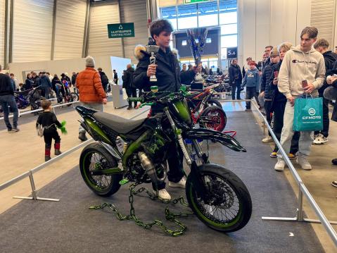 Jesse Salin sai poseerata aika kauan palkintojenjaon jälkeen. 