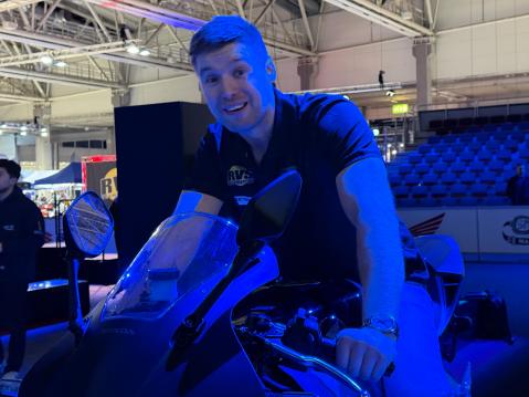 Erno pääsi kokeilemaan ensimmäisten joukossa MP-messujen simulaattorimaailman ratapyörää.