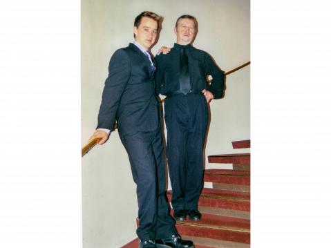 Isän kanssa ei yhteiskuvia paljon löydy, tässä vuonna 2003. Vuodesta 2017 lukien olen toiminut isäni edunvalvojana Alzheimeriin sairastumisen vuoksi. Kävin kertomassa hoitokodissa 2025 tammikuussa Valentino Rossin kutsukisan jälkeen isälle että ajohommat on nyt ohi, se hetki jäi itselle muistoksi.