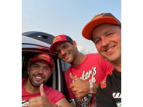 Myös entinen Amerikan flattrack mestari, halvaantunut Brad Baker (vasemmalla) auttoi minua Amerikan kuvioiden rakentamisessa.