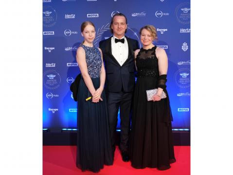 Pääsin uudella prätkäurallani toteuttamaan kaiken mahdollisen. Tärkeimmät hetket on vietetty onneksi perheen kanssa ja sain ottaa Monacon Awardsiin mukaani kaksi aveccia, vaimoni ja tyttäreni koska pokkasin tupla Maailmanmestaruudetkin tuossa tilaisuudessa. Ruhtinas Albertin kanssa lyhyt tapaaminen ja itse kuvauksissa päästiin vielä rystyset lyömään yhteen. Kuvassa vasemmalla tyttäreni Krista ja vierelläni vaimo Marianne.