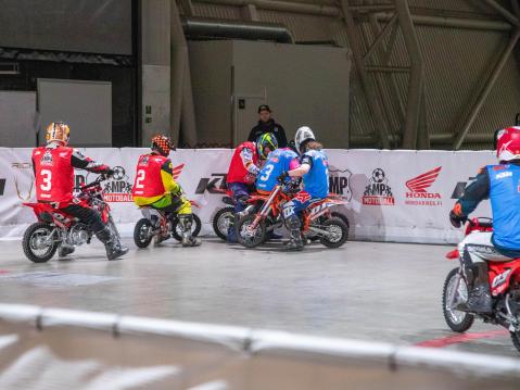 Kipeet Ukkelit (punaiset) vastaan Juustopäät SuMo (siniset). Kuva Antti Tuomela.