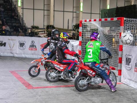 Radanreuna Junior(musta asu) vs. SpeedFamily Young Guns(vihrea). Kuva Antti Tuomela.