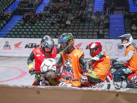 Road Warriors (oranssi) vastaan ESMK (Punainen). Kuva: Antti Tuomela.