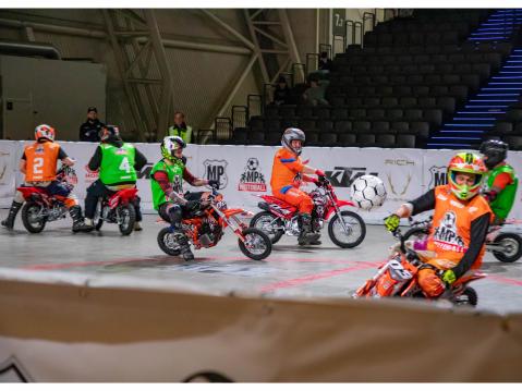 Speed Family (oranssi) vastaan StreetTrash SFC (vihrea). Kuva Antti Tuomela.