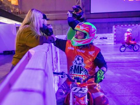 Tytti Junna ja Aleksi Halen perjantain juontohommissa. Kuva Antti Tuomela.