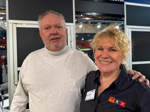 Helsingin Moottorikerhon Mauri Penttinen vastaa myös Päijänteen Ympäriajoista. Penttinen toivotti Mamin lämpimästi tervetulleeksi Päitislle.