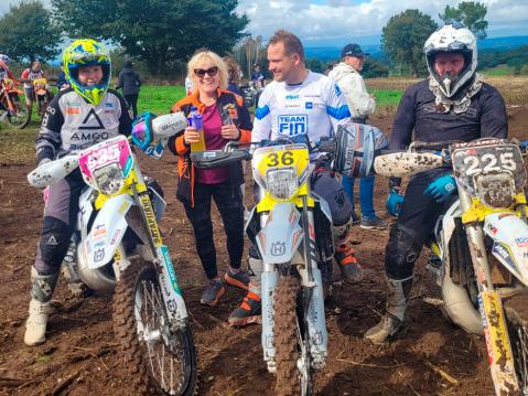 Espanjassa vuonna 2024 ajetun Six:in kerhojoukkueen tiimipäällikkönä. Kuskit: Viivi Mäkinen (vas.), Juha Mutanen ja Toni Torpakko. Mami kuvassa toinen vasemmalta.