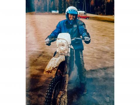 Mami 30 v. ja ensimmäinen mopo. KTM 250.