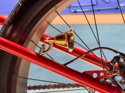 Vanha varrellinen kilikello toimii takalamppuna.