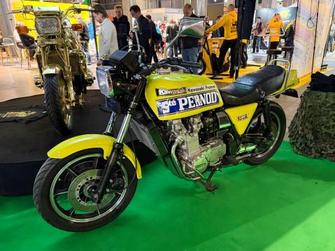 Stunt-pyöränä Möhkö, eli Kawasakin kuusisylinterinen Z1300, ei ole kevyimmästä päästä.