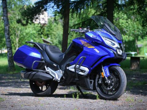 Touring-malli on ison näköinen ja painava.