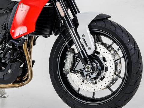 Malliston osat ovat laadukkaita. Jarrut Brembon ja alusta KYBin.