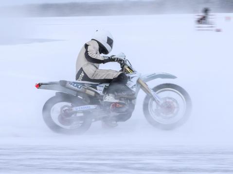 Ensimmäisessa A250-luokan erässä, #400 Arthon Alanne sai ajaa rauhassa kolmanneksi. Kuva: Juhani Lind
