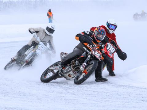 Taistelu kävi kiivaana molemmissa A250-luokan erissä. Kallion ja Rantalan takana Arthon Alanne. Kuva: Juhani Lind