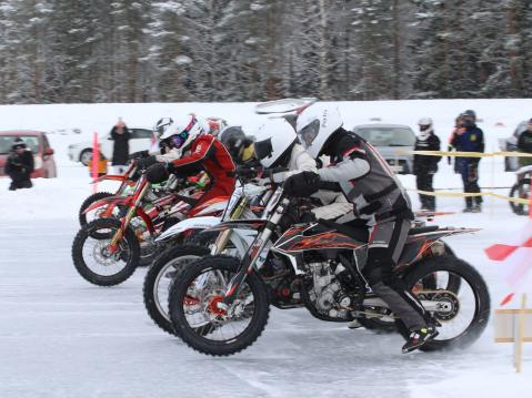 Ossi Rantala irtoaa viivalta ensimmäisenä. Kuva: Juhani Lind