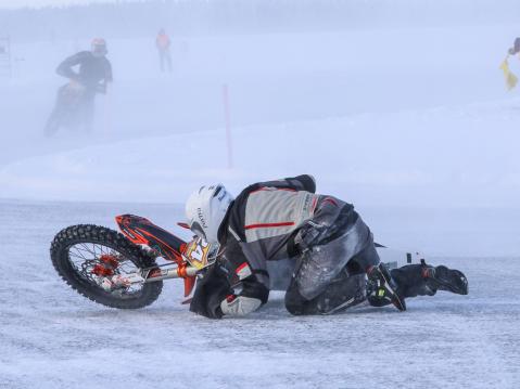 #24 Topias Kesti nosti laitteensa nopeasti pystyyn ja pääsi jatkamaan kisaa. Kuva: Juhani Lind