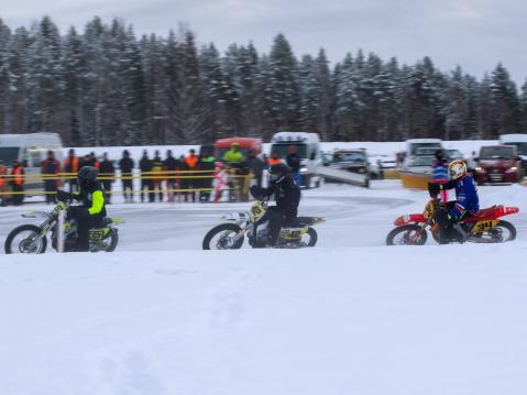 #51 Miklas Salminen, #42 Kari Vehniäinen ja  #34 Antti Soitiala. Kuva: Juhani Lind