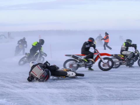 Päivän aikana nähtiin muutamia kaatumisia ja ulosajoja, mutta vakavimmilta loukkaantumisilta onneksi vältyttiin. Kuva: Juhani Lind