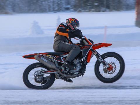 Mika Kallio voitti toisen A450-luokan erän. Se oli päivän kolmas kisavoitto . Kuva: Juhani Lind