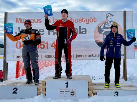 Jääradan SM-sarjan A450-luokan ensimmäisen erän podium: Mika Kallio (vas.), Ossi Rantala ja Aatos Pirttinen. Kuva: Jani Pirttinen