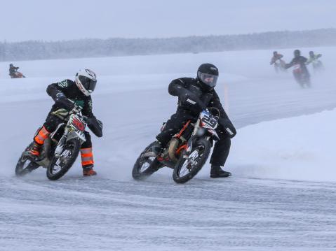 #110 Jerkka Saarinen ja #29 Aleksi Isoluoma kisasivat Junior-luokassa. Kuva: Juhani Lind