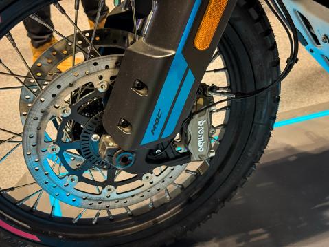 CFMoto 1000MT-X 2026. Brembon jarrut sekä KYBin alusta.  Kuva Erkki Mäki.