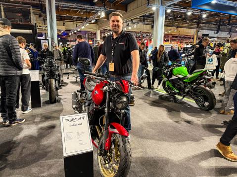 Vuosimallin 2026 Triumph Trident 800 ja Tapio Rouhiainen. Kuva Erkki Mäki.
