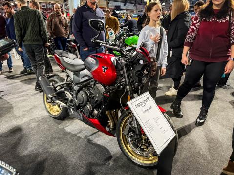 Vuosimallin 2026 Triumph Trident 800. Kuva Erkki Mäki.