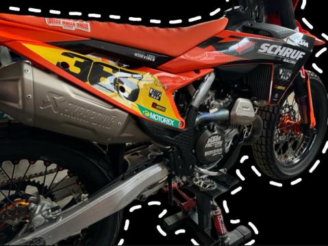 Lassen käytössä olleessa KTM:n 2027 tehdaspyörässä oli uniikkirunko, jonka muutoksista ei vieläkään parane puhua, koneena tehtaan nykyinen tehdasmoottori ja monta muuta erikoisuutta.