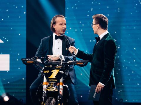 'Urheilugaalassa Riku Suomisen kanssa, ajoin prätkällä lavalle.'