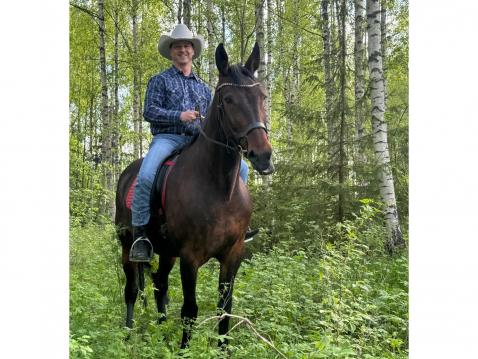 'Lapsena ratsastettiin paljonkin mummolassa. Pitihän se käydä kursseilla muistelemassa oppeja uran jälkeen.'