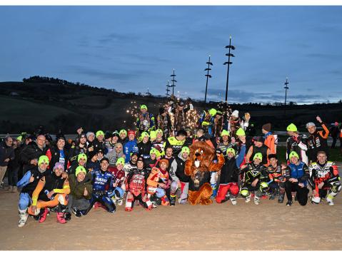 Lasse yhteiskuvassa 45 muun kovan prätkäkuskin kanssa Valentino Rossin ranchilla.