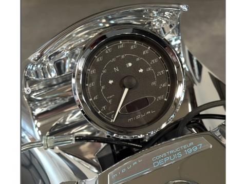 Midual Francaise. Nopeusmittari, muu mittaristo on tankin päällä.