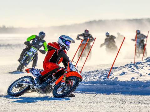 Ossi Rantala johdatti joukkoa. Takanaan #51 Miklas Salminen ja #88 Aatos Pirttinen. Kuva: Kiia Salminen