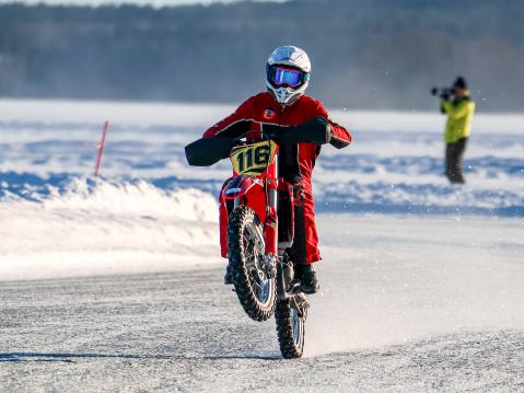 Ossi Rantala ylitti maaliviivan rennosti keula pystyssä. Kuva: Kiia Salminen
