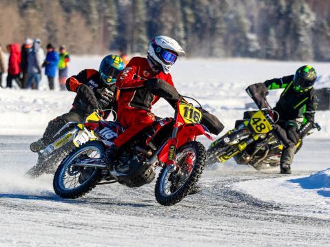 Ossi Rantala, perässään #42 Kari Vehniäinen ja #48 Antti Pakkanen. Kuva: Kiia Salminen