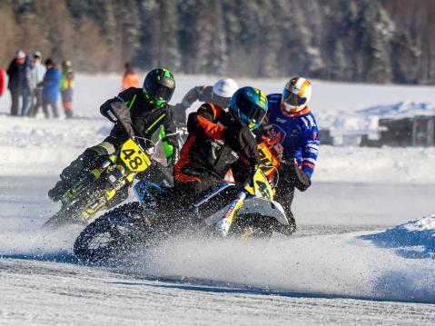 #42 Kari Vehniäinen on voittanut 26 kertaa Suomen Mestaruuden, joista neljä ratamoottoripyöräilyn puolella ja 22 jääradan puolella ja joukkuemestaruudet päälle. Kuva: Kiia Salminen