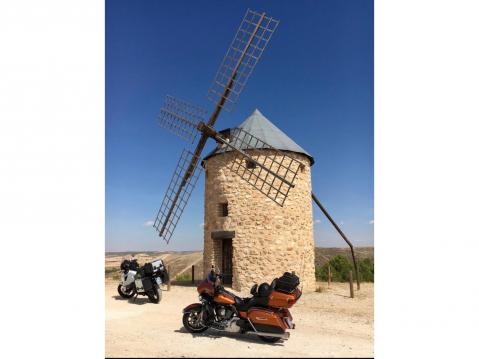 Don Quijoten tuulimyllyä etsimässä Pohjois-Espanjassa. Se tarinan oikea mylly ei ole se, jonne turistit ohjataan. Oliko tämä se oikea, emme tiedä.